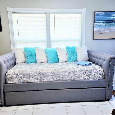 Casaazul-2605A-Couples Retreat By Beach & Pleasure Pier 1 Block Away- 2Bed 2Bath- 7 Minutes To Cruise Terminal Galveston Bagian luar foto