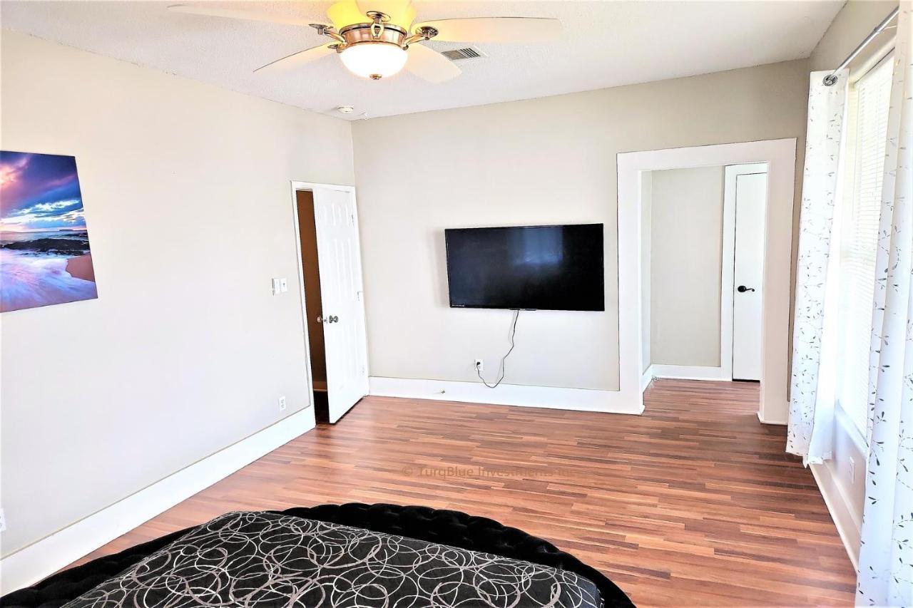 Casaazul-2605A-Couples Retreat By Beach & Pleasure Pier 1 Block Away- 2Bed 2Bath- 7 Minutes To Cruise Terminal Galveston Bagian luar foto