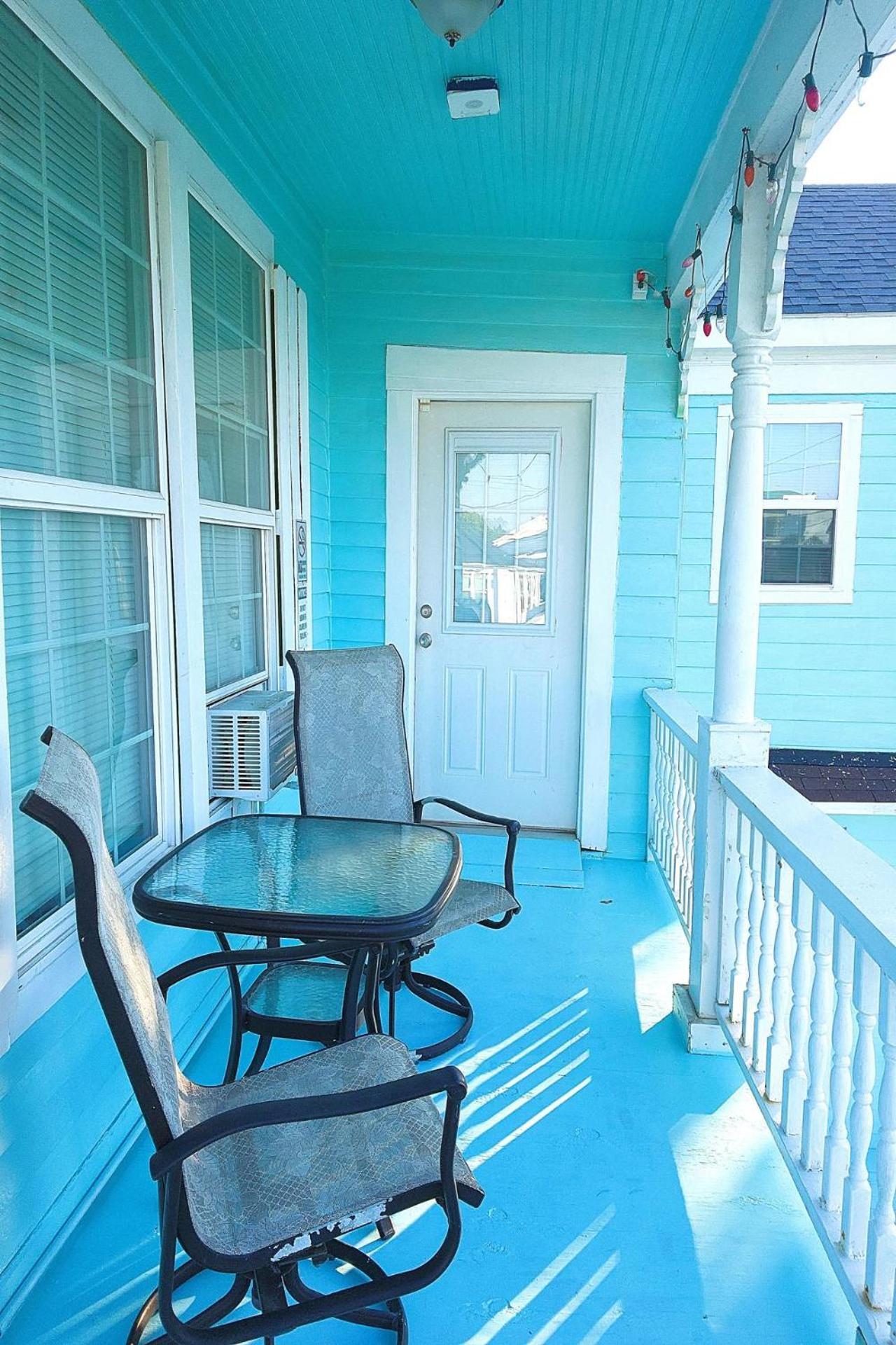 Casaazul-2605A-Couples Retreat By Beach & Pleasure Pier 1 Block Away- 2Bed 2Bath- 7 Minutes To Cruise Terminal Galveston Bagian luar foto